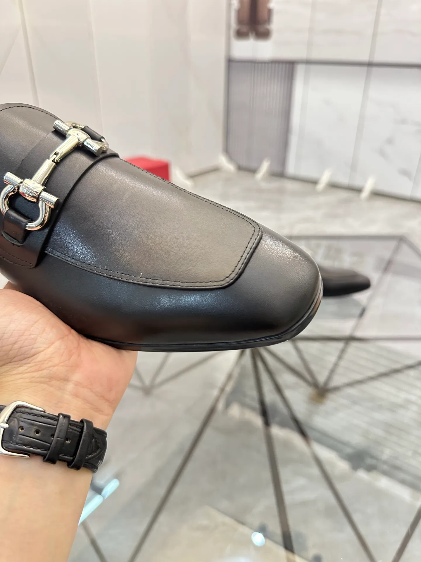 Men's shoes: 💰P640¥ High-end quality Product trademark: Ferragamo* "Ferragamo*" leather shoes Regular size: 38-44 (can be customized to 45.46.) Product materials: imported first-layer cowhide leather upper, cowhide lining, original outsole. Number: 688